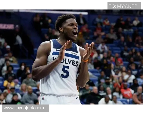 爱德华兹表现稳定半场5投3中斩获11分正负值高达12助球队争胜 爱德华兹表现稳定半场5投3中斩获11分正负值高达12助球队争胜